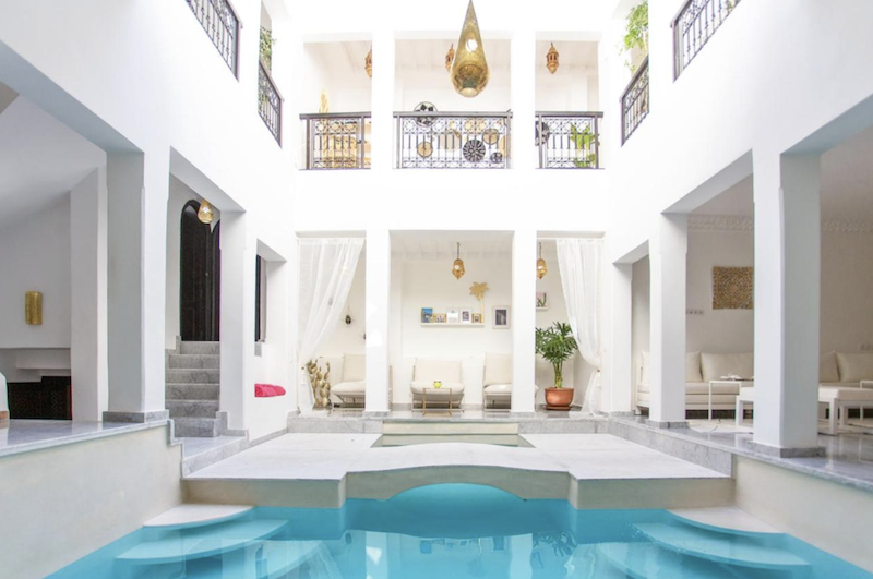 Riad Al Rimal outside